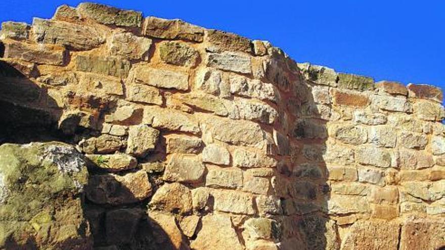Muralla del castillo. La fortaleza fue convertida por los reyes de Asturias en un asentamiento de gran magnitud, donde se emplearon recursos constructivos propios de la arquitectura más destacada del momento.