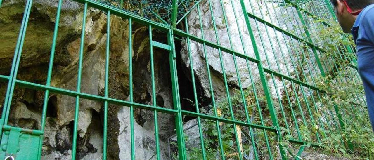 Entrada a la cueva de Llonín.