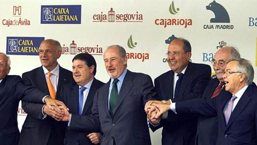De izquierda a derecha: Soto (Segovia), González (Ávila), Olivas (Bancaja), Rato (Caja Madrid), Suárez del Toro (La Caja), Boter (Laietana) y Beltrán (Rioja), ayer. i EFE