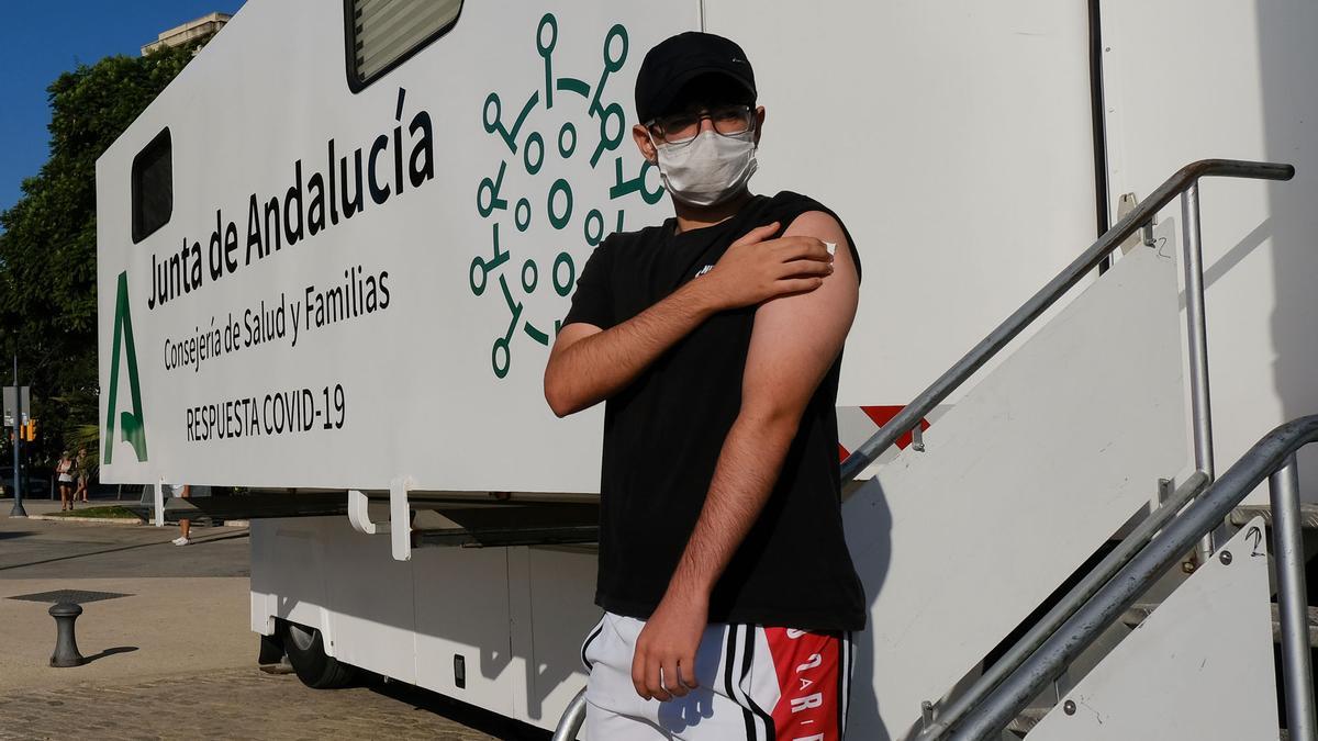 Vacunación sin cita en la plaza de la Marina.