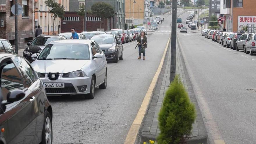 Vehículos, ayer, esperando la apertura del semáforo de la calle Madrid, con el barrio de La Vallina al fondo.