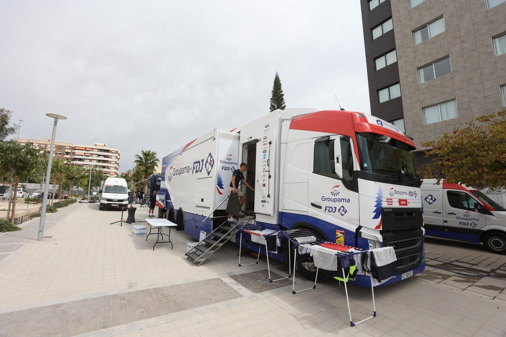 Los corredores y equipos de la Vuelta ya se dejan ver por las calles de Alicante