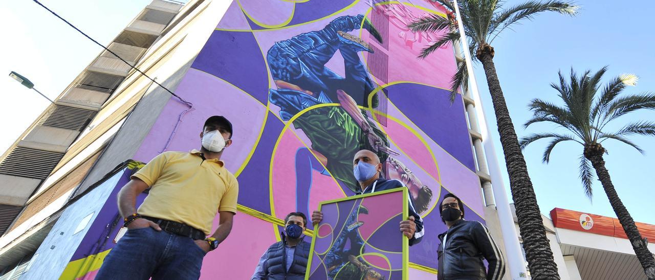 Tom Rock junto a los compañeros que le ayudaron a pintar el grafiti gigante en Elche