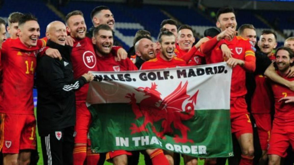 Gareth Bale se ríe junto a sus compañeros y la bandera