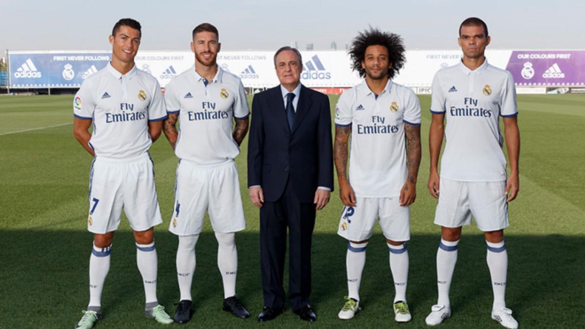 Florentino Pérez ha posado con los cuatro capitanes