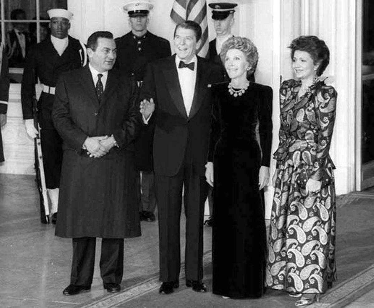 Hosni Mubarak posa junto al entonces presidente de los Estados Unidos, Ronald Reagan, y sus respectivas esposas, antes de celebrar una cena en la Casa Blanca, en 1988.