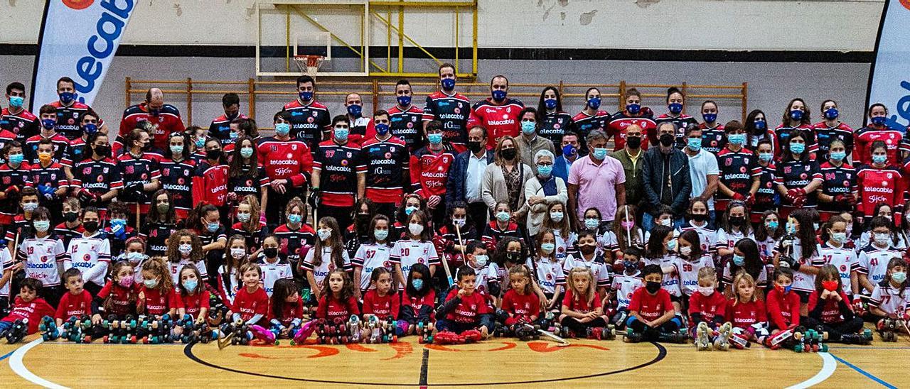 Todos los equipos del Telecable Gijón posan juntos en el acto de presentación. | Julio C. Mera