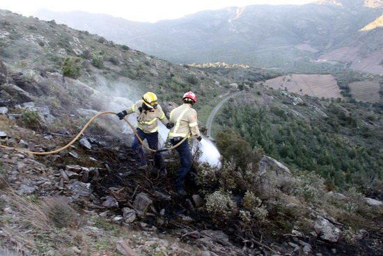 Bombers catalans contenint el foc a Portbou