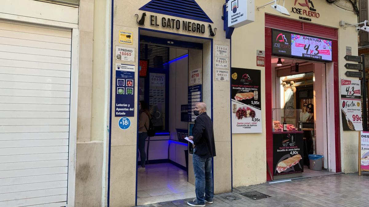 Imagen de la administración de lotería El Gato Negro, en calle Granada.