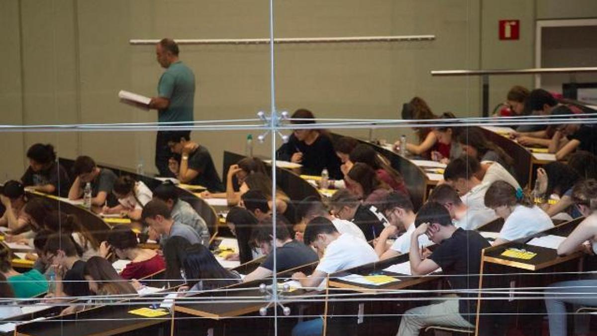 Un 25% dels universitaris van menys a classe des que utilitzen IA