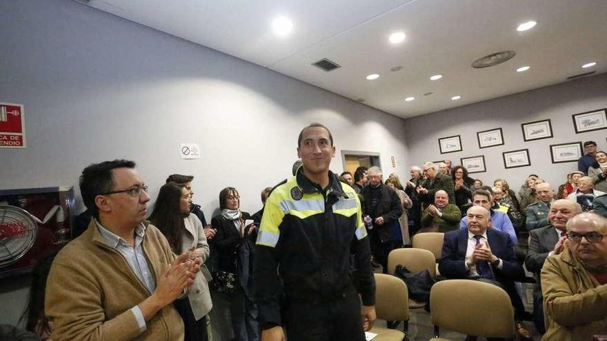 Daniel Wei, de uniforme, el pasado día 28 de diciembre, cuando fue reconocido como &quot;Ciudadano ejemplar&quot; de Castrillón.