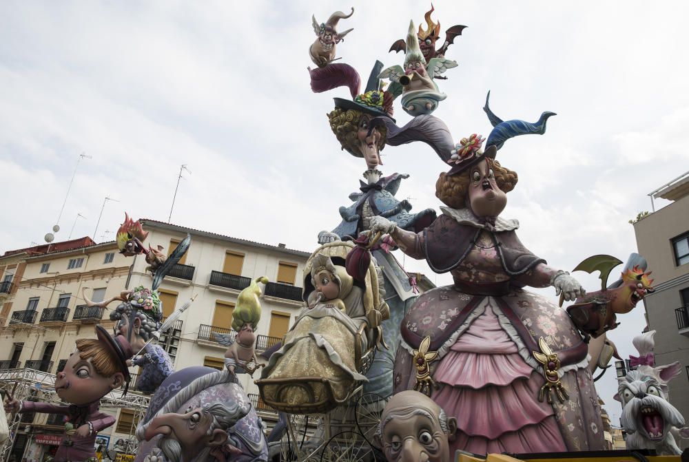 Fallas - Es el elemento fundamental de la candidatura, el epicentro de la misma: la construcción de grandes esculturas que transmiten un mensaje y alrededor del cual orbitan el resto de características y elementos culturales.