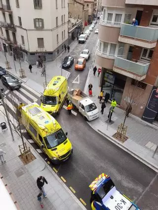 Una furgoneta atropella un vianant al carrer d'Àngel Guimerà de Manresa