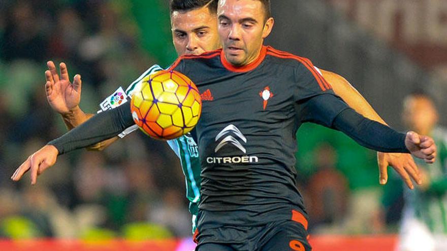 Aspas controla un balón en un partido contra el Sevilla. // LOF