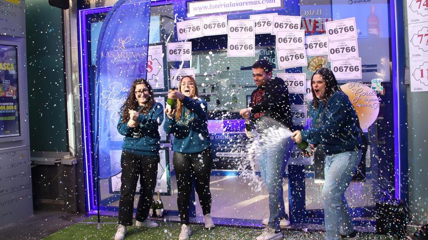 L'equip de l'administració de loteria de les Arenas celebra la venda del segon premi d'el Nen