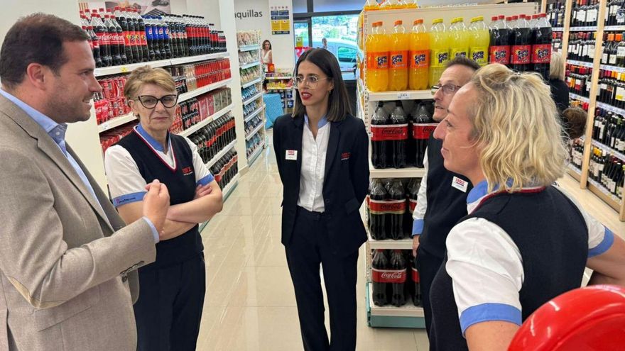 Cubela departe con varios empleados del nuevo súper de Froiz en Cerdedo-Cotobade.