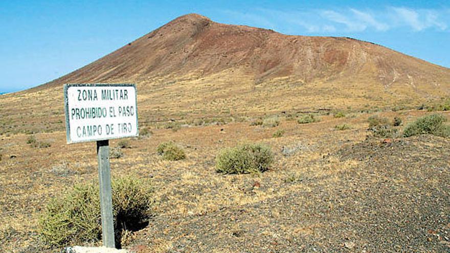 Un cartel anuncia la entrada al campo de tiro dentro de los límites del Parque Natural de los Volcanes.