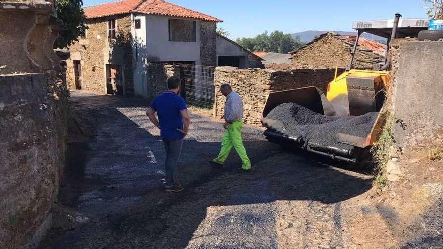 Continúan los trabajos de mejora en viales de Donsión