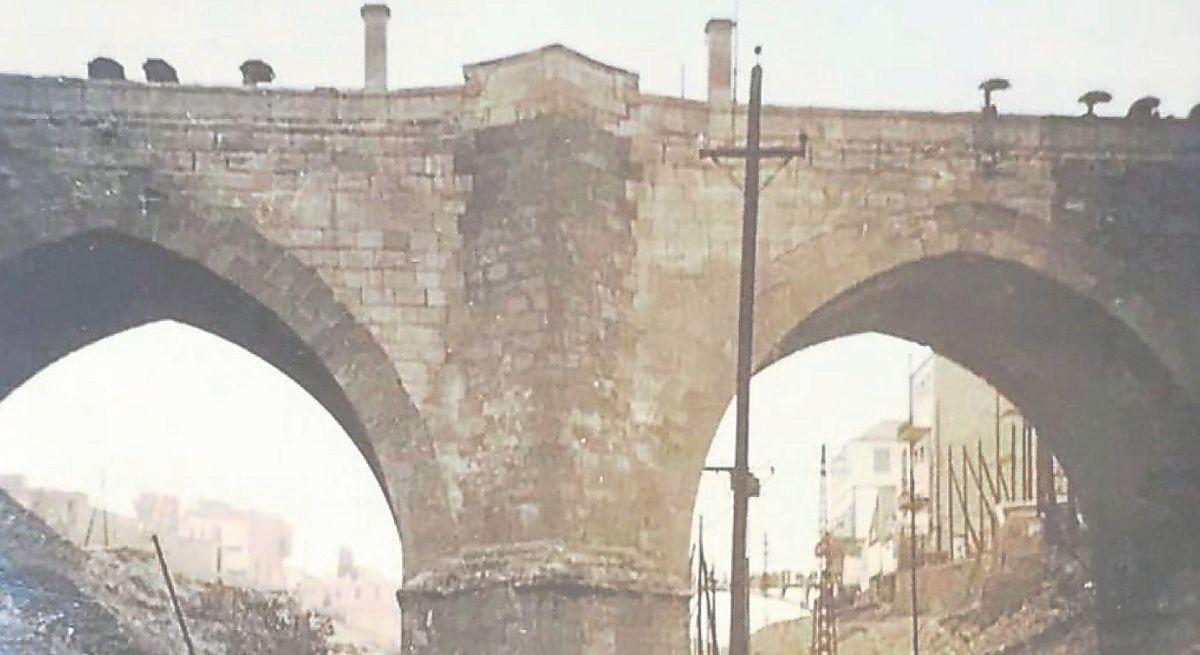Pont Vell cap al 1950, sense els casilicis barrocs de la Maredéu i Sant Agatàngel, arrasats entre 1936 i 1939