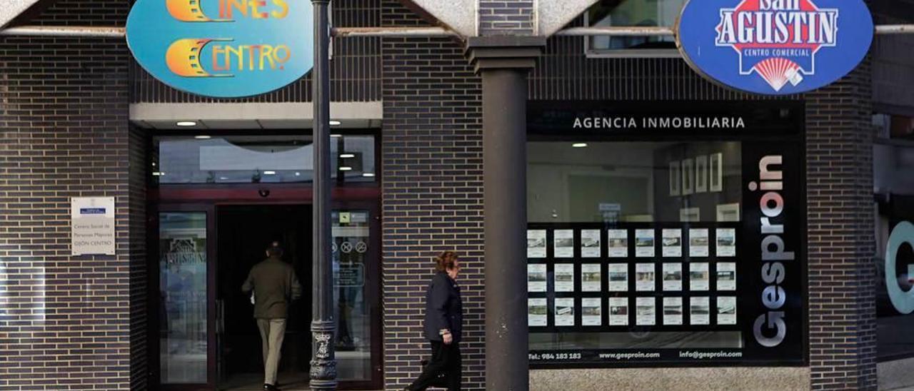 Uno de los accesos al centro comercial San Agustín.