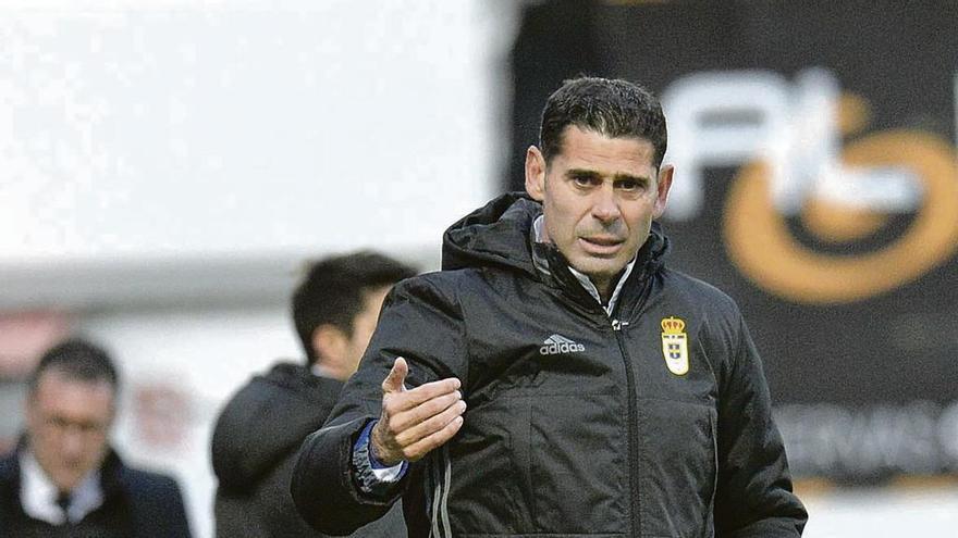 Fernando Hierro sigue el partido ayer en Anduva.