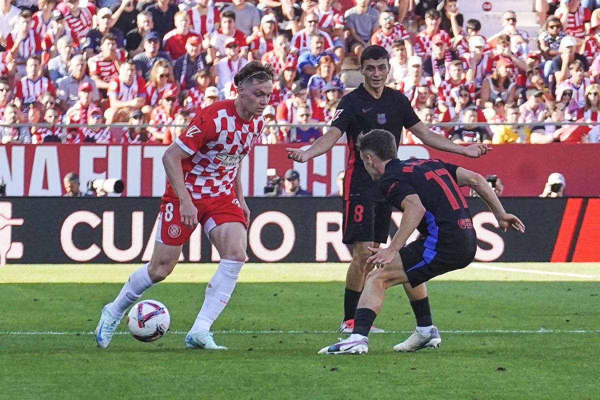 Tsygankov encara Casadó davant la mirada de Pedri en el partit a Montilivi de la temporada passada (1-4)