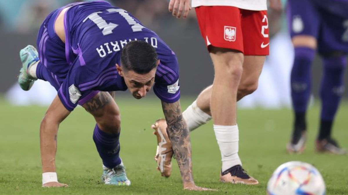 Angel Di Maria de Argentina reacciona en un partido de la fase de grupos del Mundial de Fútbol Qatar 2022 entre Polonia y Argentina en el Estadio 974 en Doha.