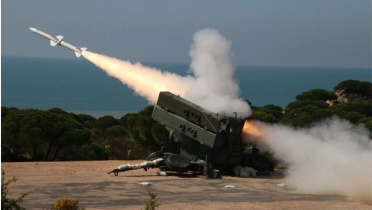 Lanzamiento de un misil Aspide por operadores del Ejército de Tierra.