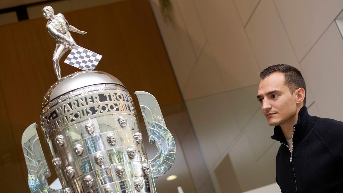 Álex Palou, durante su visita a las instalaciones de SPORT y El Periódico, con el mítico trofeo de las 500 Millas.