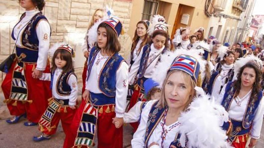 Desfile hacia el Castillo de Petrer.