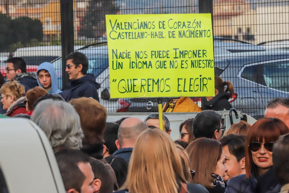 Veinte mil personas reclamaron ayer en las calles de Orihuela la derogación de la ley de Plurilingüismo