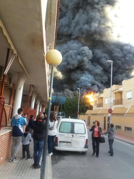 Incendio de la antigua fábrica de zumos Rostoy en Murcia