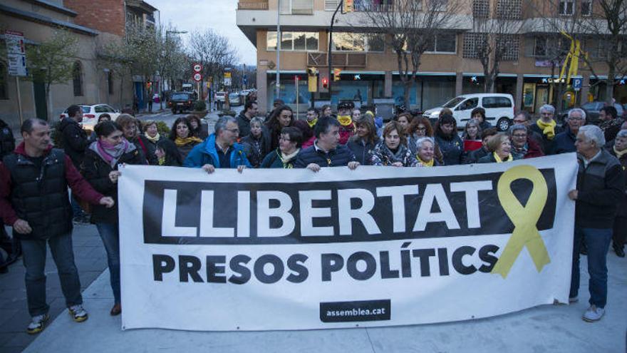 Concentració a favor de la República Catalana a la plaça Llibertat de Salt