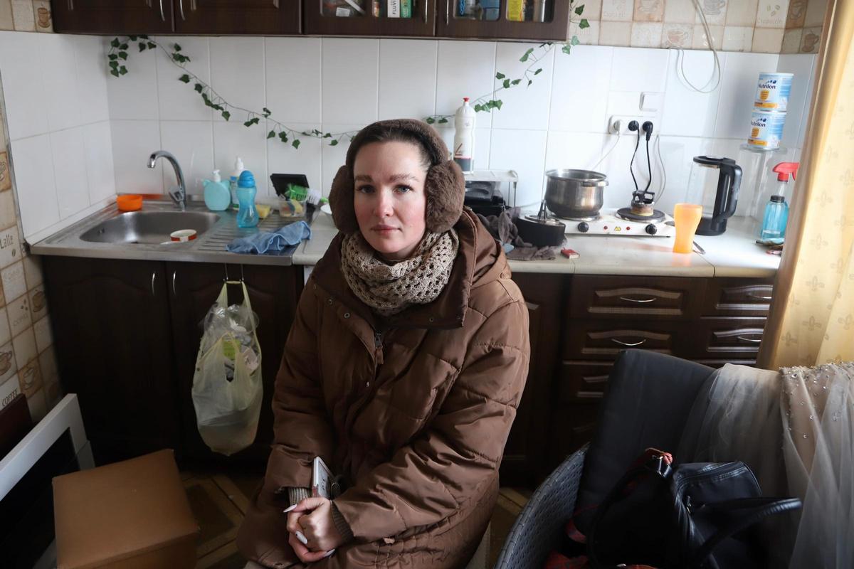 Anastasia Liana, en su casa de Kiev, abandonada temporalmente por la falta de calefacción y electricidad.