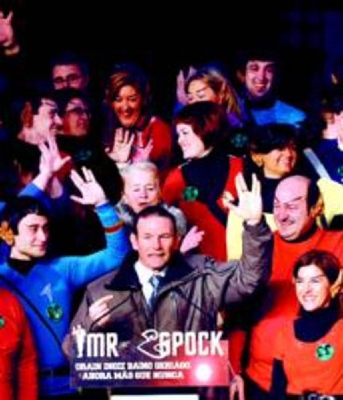 Gresca a la tarda. Ibarretxe i joves del seu partit imiten el gest característic del comandant Spock, personatge de Star Trek. Gresca a la tarda. Ibarretxe i joves del seu partit imiten el gest característic del comandant Spock, personatge de Star Trek.
