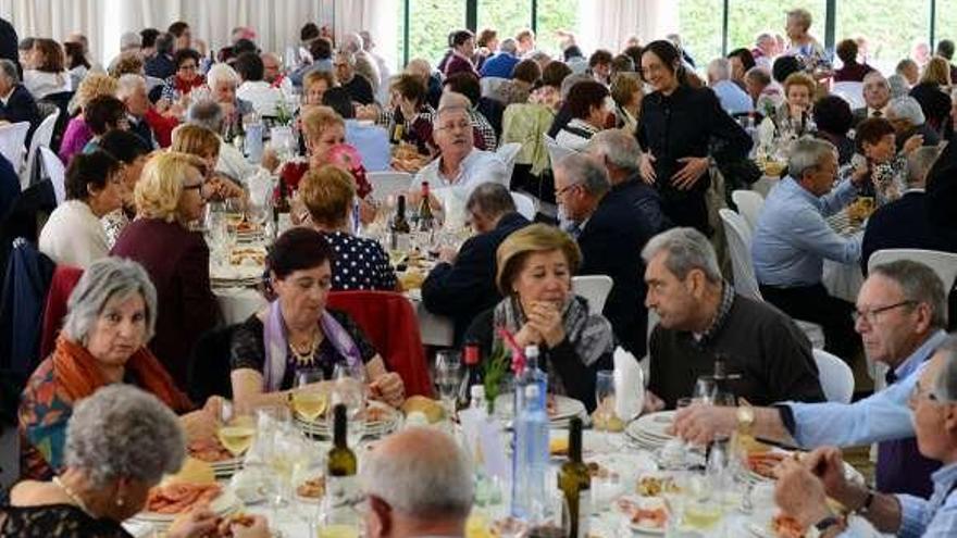 Parte de los asistentes a la comida en Bueu. // G. Núñez