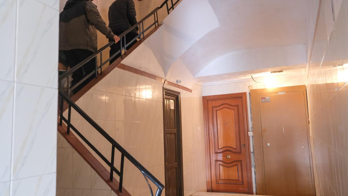 Una de las escaleras del barrio de San Antón, con pisos tapiados para evitar okupas