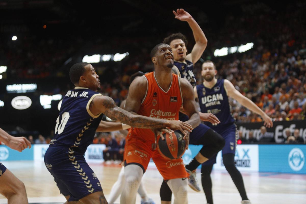 Damien Inglis, en el último partido ante el UCAM Murcia en La Fonteta