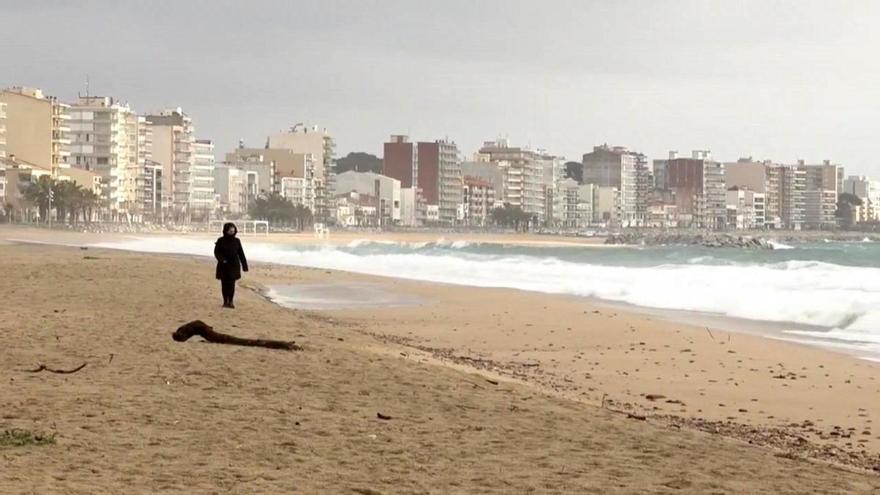 Fuerte oleaje y viento en la playa de Sant Antoni de Calonge (Girona)