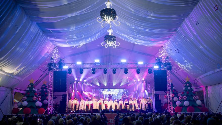 Una momento del concierto de Navidad de Los Sabandeños, anoche. |