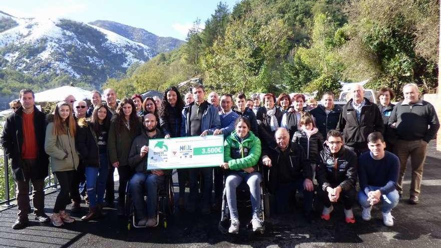 Moal dona 3.500 euros a la Asociación de Lesionados Medulares