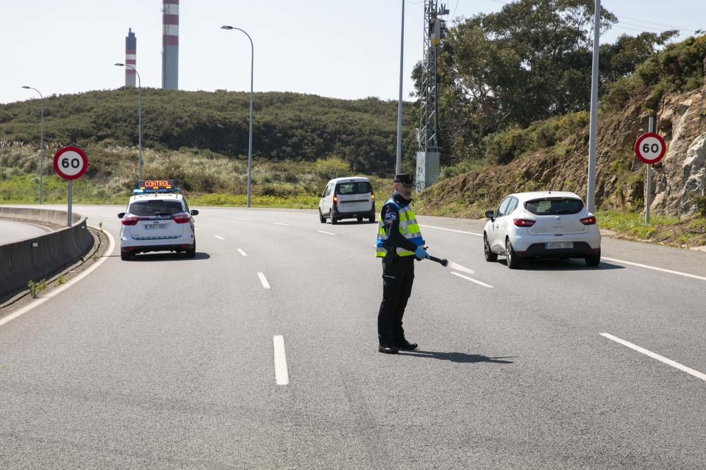 Los agentes solicitan a los conductores que acrediten su viaje para evitar movimientos injustificados.