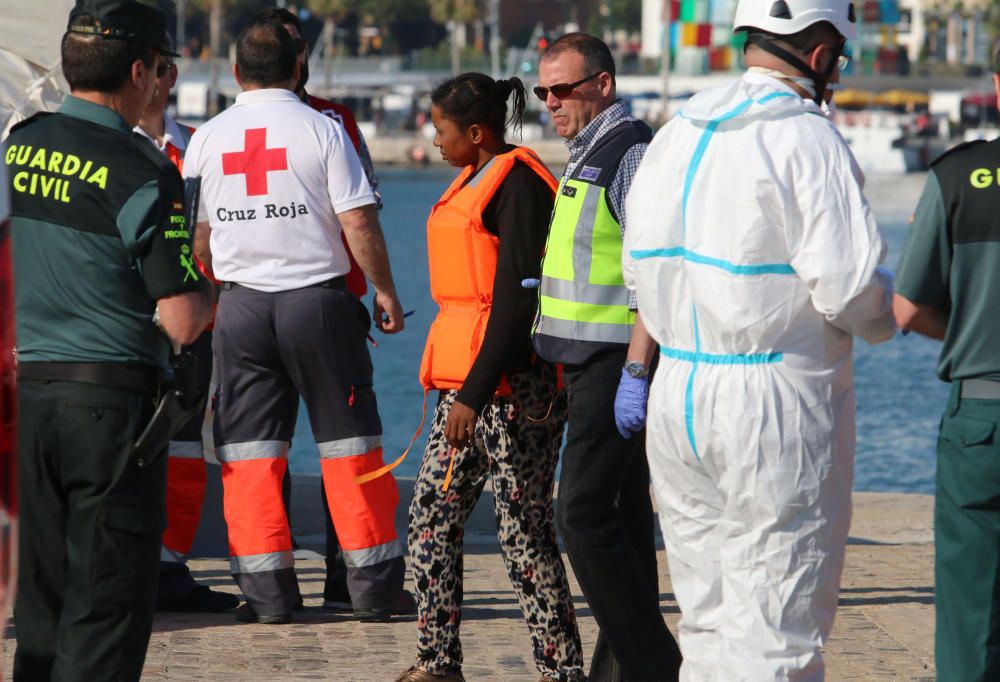 Llega una patera con medio centenar inmigrantes al puerto de Málaga