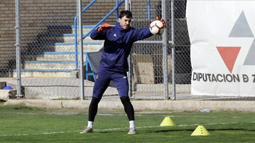 Tres jugadores del Zaragoza entrenan al margen