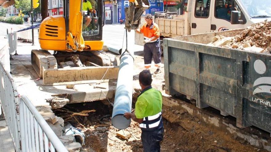 Un reventón inunda varios locales y garajes