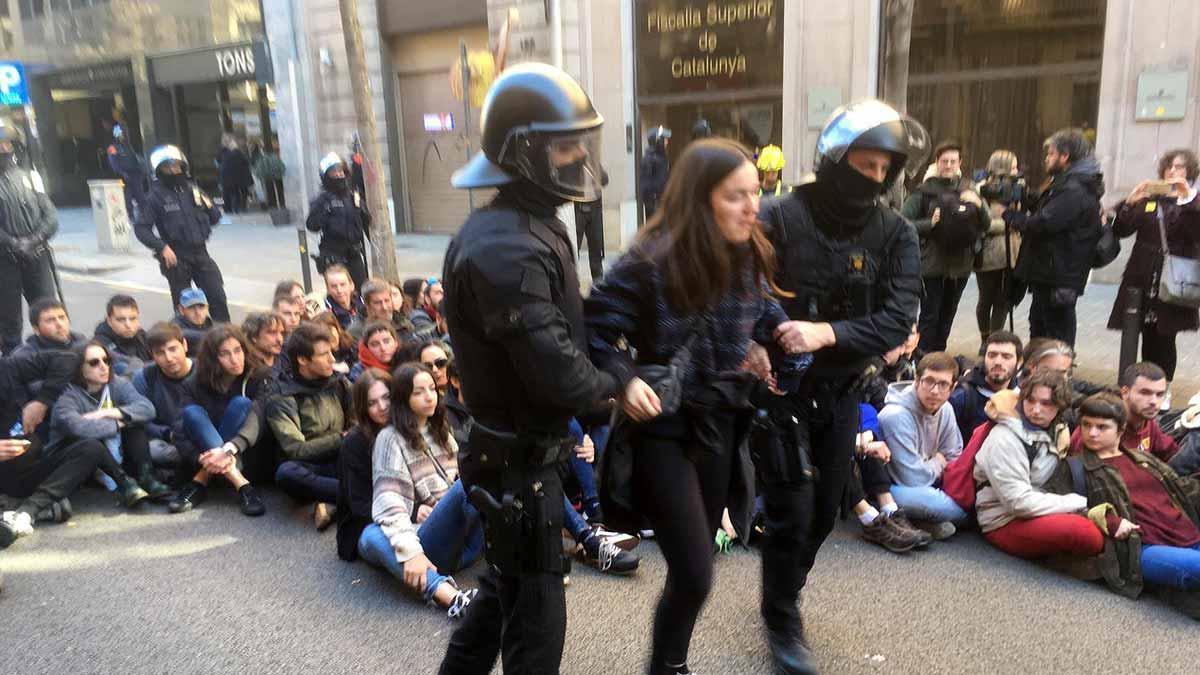 Los Mossos desalojan a un grupo de CDR delante de la Fiscalia Superior de Catalunya