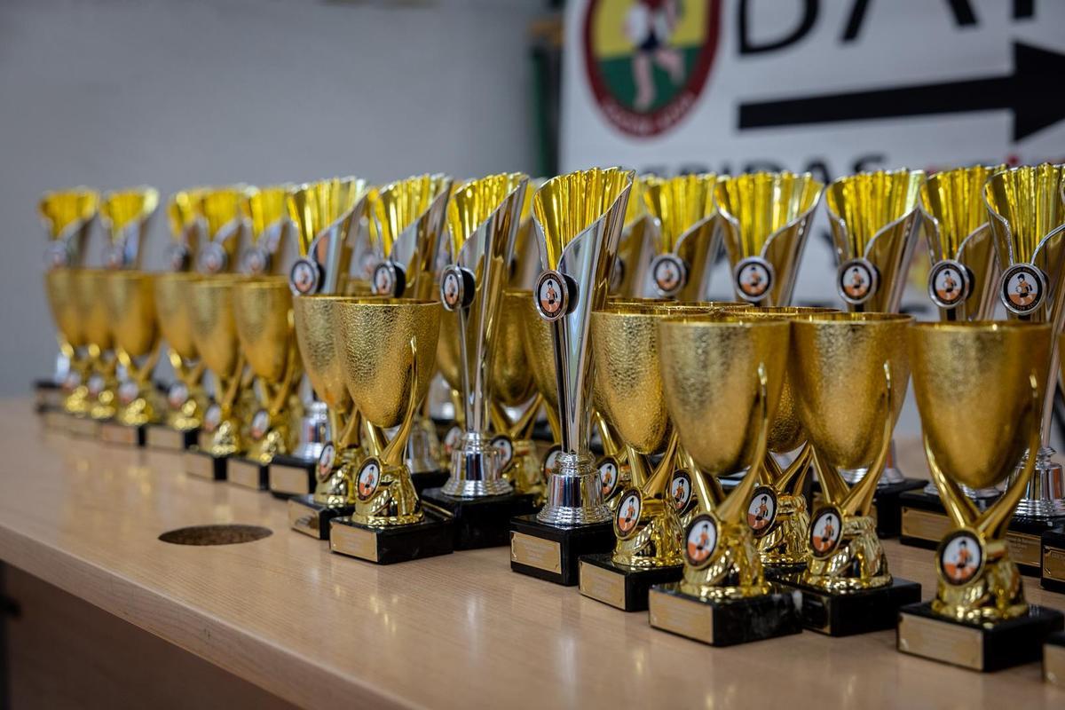 En imágenes | La emoción del baloncesto escolar se vive al máximo en el torneo del Colegio Doctor Azúa