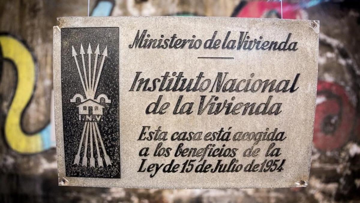 Imagen de archivo de una placa del Instituto Nacional de Vivienda, con el yugo y las flechas.