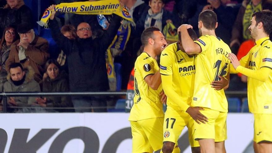 Los jugadores del Villarreal celebran el tanto de Fornals.