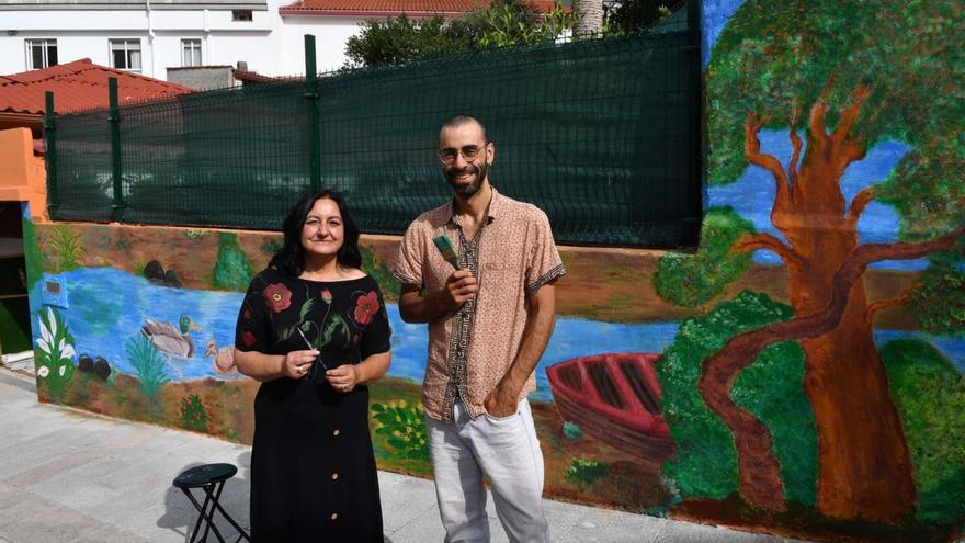 MJ y Luis Kaf, madre e hijo, frente al mural que han pintado en la calle Río Anllóns.   | // VÍCTOR ECHAVE